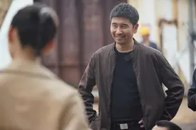 48岁沙宝亮疑似出轨，与合作女演员深夜同回酒店，牵手吃饭不避嫌图片