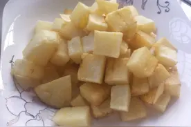 大厨教你粤菜砂锅“土豆生焗鸡”家常做法，鲜香嫩滑，收藏了图片