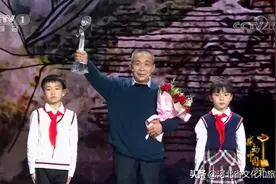 下跪的村支书凭什么感动中国？看完他的故事，我的眼泪控制不住！图片