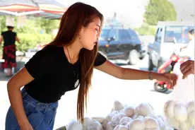 河南街头美女卖馒头，身材很火，生意更火，28岁仍单身，看啥样图片