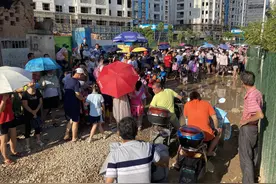 水坑阻断上下学路 学生家长苦不堪言图片
