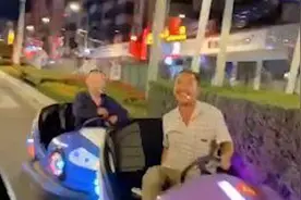 童心未泯？两男子开碰碰车上路互递香烟，有说有笑视频封面