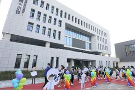 郑州一公办小学开“双语班”？收费6000多元？辖区教育部门连夜调查图片