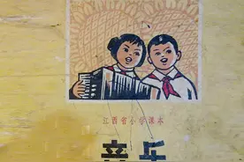 红小兵唱啥歌！1974年江西小学《音乐》课本图片
