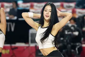 穿上运动背心和运动裤，韩国最美啦啦队长朴姬兰展现迷人的线条图片