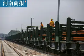 太焦铁路河南段铺轨大幕正式开启，首批钢轨运输、卸载过程大揭秘！附现场图图片
