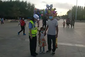 巴彦淖尔一对父女逛公园，碰到熟人多聊了几句，结果出事了…图片