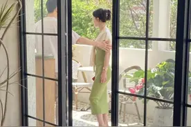 文咏珊夫妇西餐厅觅食，吴启楠帮太太拍照超宠妻，家族资产逾百亿图片