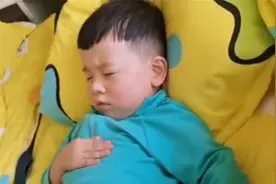 男孩幼儿园午睡，“自己哄自己”的动作火了，网友：又心疼又好笑图片