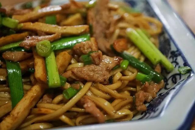 顺溜刀削面西红柿卤做法 “老巷烟火繁华”系列报道12 顺溜削面: 一口香滑 满心欢喜 顺溜刀削面西红柿卤做法 “老巷烟火繁华”系列报道12 顺溜削面: 一口香滑 满心欢喜