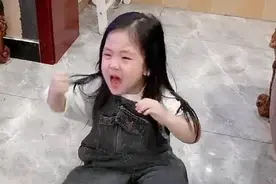 "秒怂小妹"火了，女宝在家中撒泼，哥哥进门后立刻变乖乖女图片