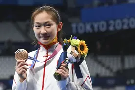 “天才少女”游过山丘图片