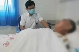 三轮车爬坡换挡失控“打滚”，六旬男子跳车自救图片