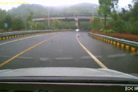 车辆180°甩尾！雨天路上的真实一幕！图片