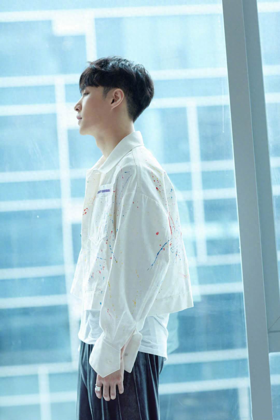 张艺兴白色涂鸦外套,这身材比列简直绝了,谁能不爱