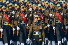 印度军队的女上尉，未婚，不信印度教，为什么能成为仪仗队的领队图片