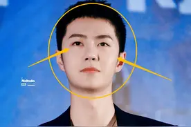 王一博金链西装活动生图，短发下的脸型挺真实，重要的是换了气质图片