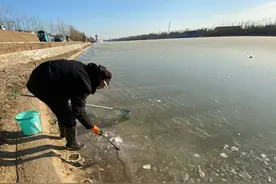 郑州遭遇近27年来最低温 贾鲁河也上冻了、凿冰捕鱼要不得图片