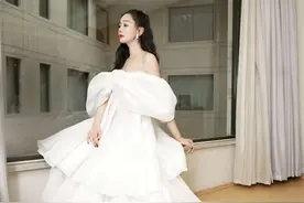 海陆登上国际时装周，压轴走秀一身白裙太惊艳，表情却太过哀怨图片
