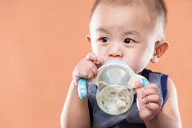 如何科学给婴儿喂水？喝错可能“水中毒”，家长要牢记这个标准图片