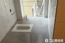 楼上阳台装蹲便，愁坏楼下十几户，坤元TIME物业停水近一年不见整改图片