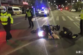 江苏苏州：看直播导致翻车！骑电动自行车务必摒弃这些行为！图片