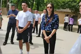 林丹一家六口被偶遇，林丹谢杏芳同框却全程保持距离，没秀恩爱图片