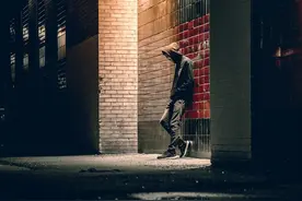 心理学家：如果你很迷恋这3件事，说明你骨子里很自卑图片