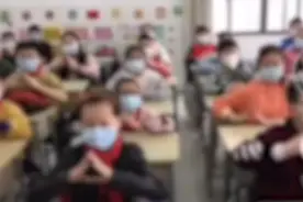 一老师因让学生表演肖战舞蹈等，被处罚图片