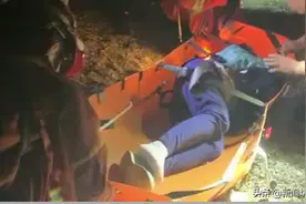 孕妇和丈夫晚上去海边遛弯，结果孩子没保住图片