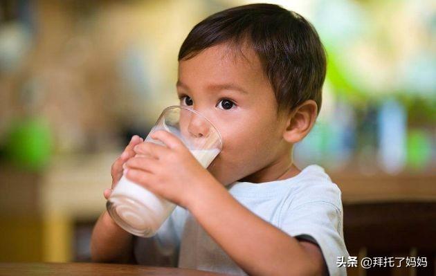 两岁女童喝奶险丧命！这10个喝奶禁忌，你还在做吗？