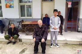 养父离世少年再次成孤儿，举目无亲住进敬老院图片