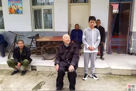 养父离世少年再次成孤儿，举目无亲住进敬老院图片