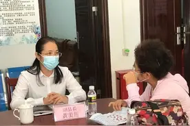 保亭黎族苗族自治县副县长黄美莲到信访局接待群众来访图片