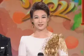 百位主持齐聚央视合唱！李梓萌1米75太显眼，颜值高艳压众人图片