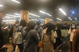 用生命在挤地铁！静安寺地铁站昨天人爆满！都要关不上车门了！图片