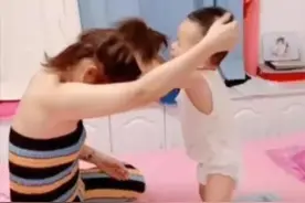 “戏精妈妈”火了，和2岁儿子打闹谁也不服谁，爸爸：我控制不了图片