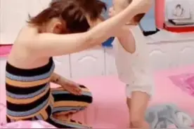 “戏精妈妈”火了，和2岁儿子打闹谁也不服谁，爸爸：我控制不了图片