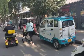 老年代步车能不能上路需要驾驶证吗？交警：需要满足两个条件图片