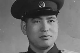 副师长是中校，参谋长是上校，授衔等级体现180师干部的功过图片