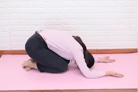 晚上睡不着，半夜总醒？睡前做1个动作，让你倒头就睡