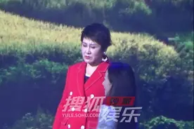 58岁张凯丽登台彩排，和小20岁韩雪似同龄，皱眉疑不满安排？图片