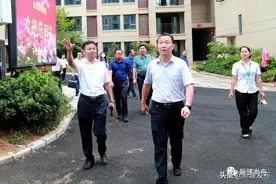 区长王玮察看安置房项目图片