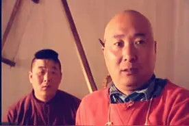 他曾被誉为“喜剧天才”，多次吸毒被捕，最终在家中暴毙身亡图片