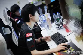 Doinb拿出绝活瑞兹 再获五杀！阿布：这或许就是实力差距图片