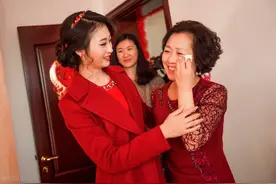 “抬头嫁女儿，低头娶媳妇”，那些没要彩礼的父母会后悔吗？图片
