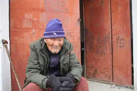 兄弟俩同住一个村，却不能见面，102岁哥哥称想念99岁弟弟了图片
