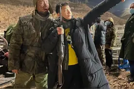 胡军儿子康康长大了！12岁身高快赶上爸爸，样貌成熟显男子气概图片