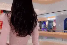 搞笑GIF：妹子的求生欲很强啊，就是不松手图片