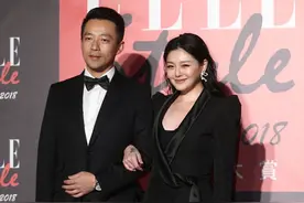 43岁大S彻底放飞自我？穿西装难掩身材发福，膀大腰圆看着有150斤图片